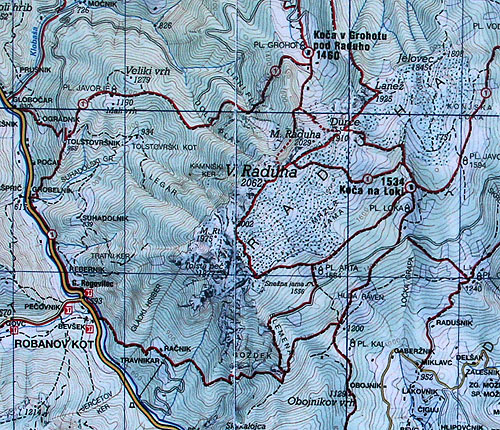 Mapa vyfocená na stěně chaty