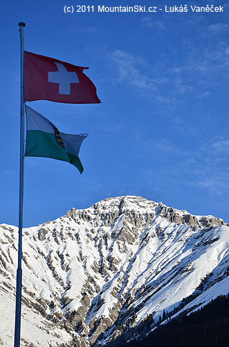 Švýcarský kříž a vlajka místního kantonu