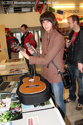 Skládací cestovní kytara je složena ze tří dílů