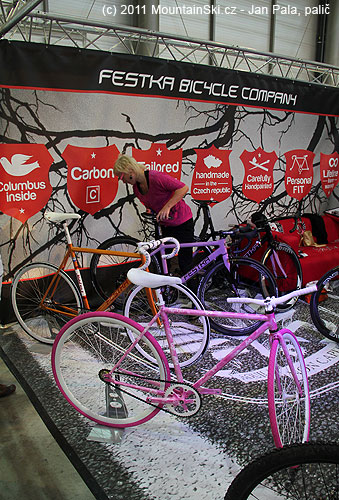 Tomu se nedalo odolat – růžové a fialové kolo na stánku výrobce Festka