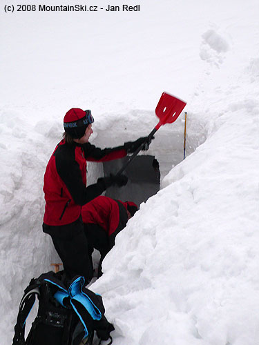 Bruder Libor vyhazuje sníh z vchodu záhrabu