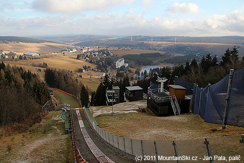 Výhled z nájezdu na větším skokanském můstku směrem na Oberwiesenthal
