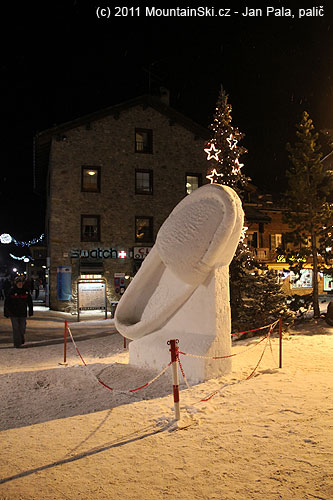 Sněhová bota na hlavní ulici v Livignu
