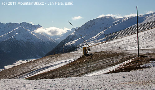 Kolem horní stanice lanovky Costaccia ve výšce 2328 m sníh nějak chyběl