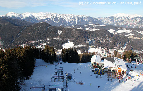 Semmering s Raxalpe v pozadí při pohledu z rozhledny na Zauberbergu