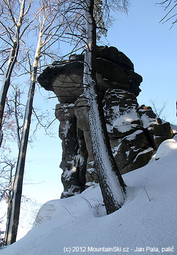 Parádní skalní útvar pěkně pokrytý sněhem