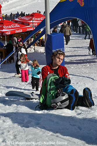 Pavel jezdil na snowboardu, což ho hodně unavilo, neboť neměl průběžně pravidelný přísun kávy
