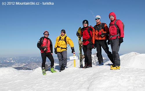 Naše grupa na vrcholu Chlebu – jediné místo, kde v sobotu hodně foukalo