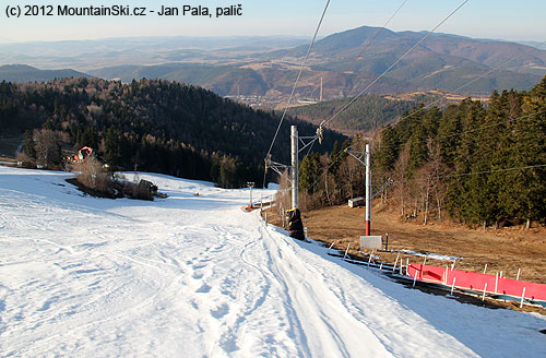 Konstrukce do snowparku jsou uklizeny vedle vleku