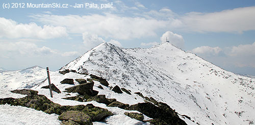Z výšky 2468 m na 2601 m vysoký Pelister vede kamenný hřeben