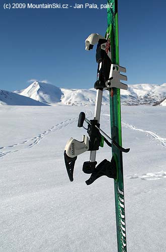 Diamir Eagle with crampons – walking with heel elevator in lower position