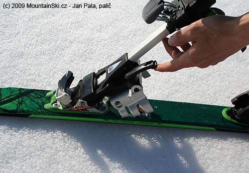 Diamir Eagle – easy attaching of crampons by one hand