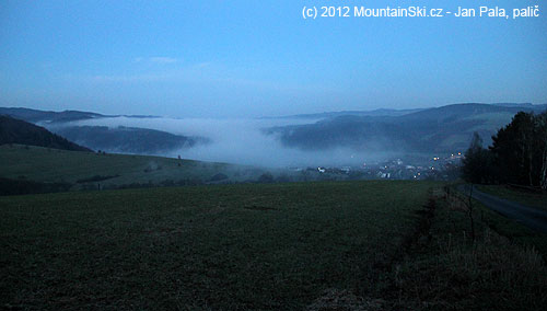 Nejlblíže je Jablůnka, v údolí Ratibořky je za svítání pouze hustá mlha