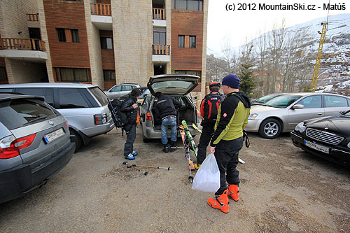 Nakládání lyží ve Faraya village