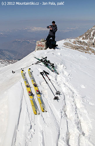 Vrcholový hřeben v obležení lyží