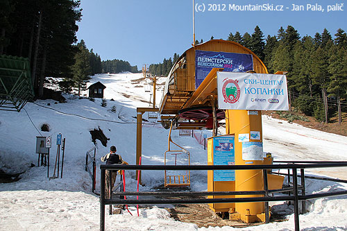 Dolní stanice sedačkové lanovky v lyžařském středisku Pelister