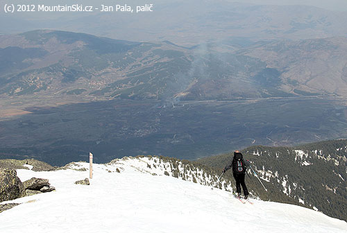 Makedonský skialpinista na Diamiru sjíždí dolů