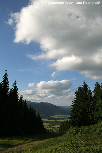Výhled od Severomoravské chaty po sjezdovce do údolí