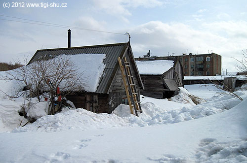 Ruská baňa, citlivě zasazená mezi okolní paneláky, na bezu před vchodem se suší losos – a pivo se chladí ve sněhu