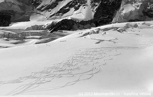 Sjezd z vrcholu Wyssnollen 3590 m