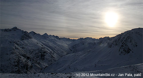 Blíží se západ slunce nad Ötztálskými Alpami