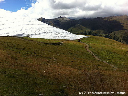 Taliani prefíkane schovali sneh pod bielu plachtu