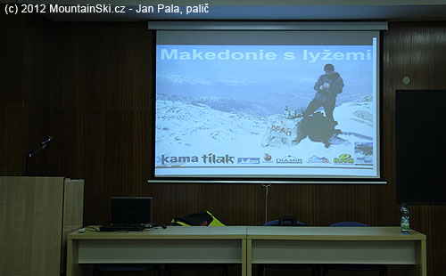 Úvodní obrázek mého promítání – Makedonie s lyžemi – vrchol Golem Korabu na makedonsko-albánských hranicích