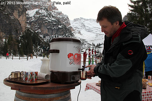 It is needed to drink something before skinning uphill from Pederü to Rifugio Fanes, the best choice is hot wine