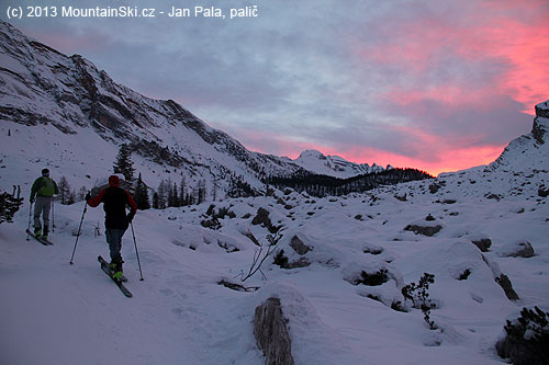 To není rudá záře nad Kladnem, ani hořící chata, jen západ slunce nad Dolomity