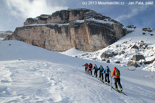 Typická scenérie při skialpinistickém výletu v Dolomitech