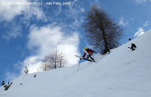 Čeněk is doing his first jump-turn in the steep terrain – skis Dynafit Nanga Parbat in the action