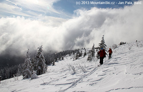 Clouds are coming close to the main ridge – skiing down will be probably quite foggy