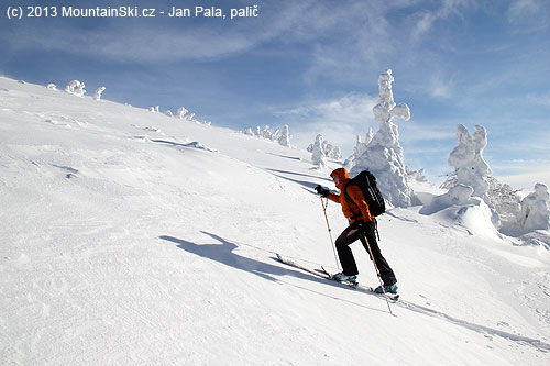 There were almost no powder snow due to strong wind near the main ridge