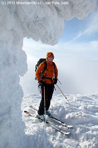 Vysmátá skialpinistka na vrcholu