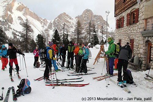 Před devátou hodinou ráno u Rifugio Fanes ve výšce 2060 m – příprava k odchodu na výlet