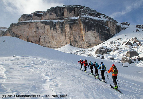 A group under the leadership of mountain guide Franz Perchtold climbed towards Monte Castello