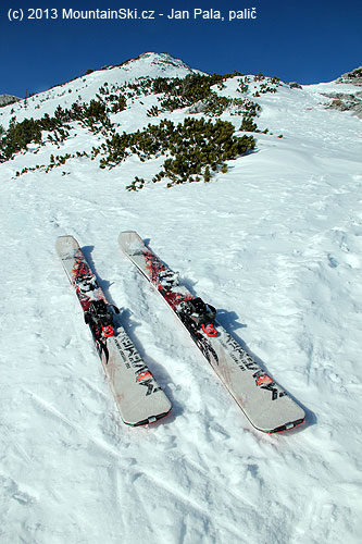 Skis Movement Jackal and binding G3 Onyx on the side ridge of RaxAlpe