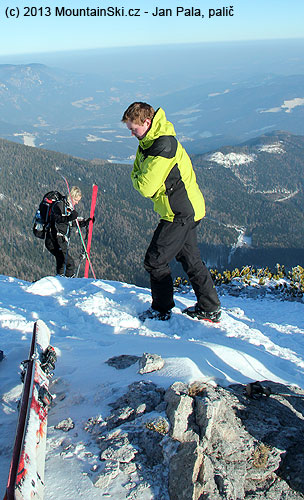 Skis Movement Jackal and binding G3 Onyx on the side ridge of RaxAlpe