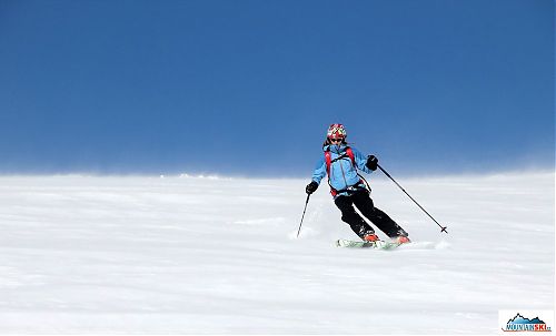 On the slope with gentle breeze