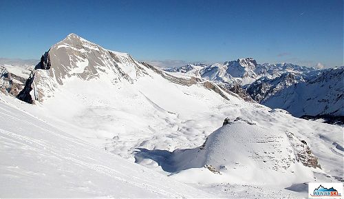 Klasické Dolomity, skalnaté vrcholy, spousta sněhu a krásné počasí