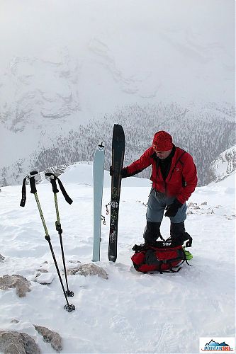 Na vrcholu Col Bechei de Sora - pásy z lyží Dynafit Cho Oyu dolů