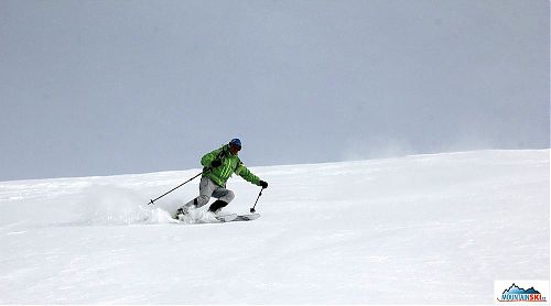 Downhill from Col Bechei de Sora - the slope has nice angle, so whole base of ski is visible