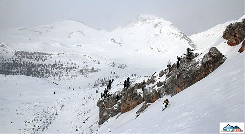 Lehce zamlžené Dolomity, slunce si na neděli vybralo dovolenou