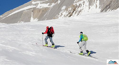 Cestou na Zehner Spitze, v popředí Dynafit TLT6 Performance, na druhém místě Dynafit TLT6 Mountain