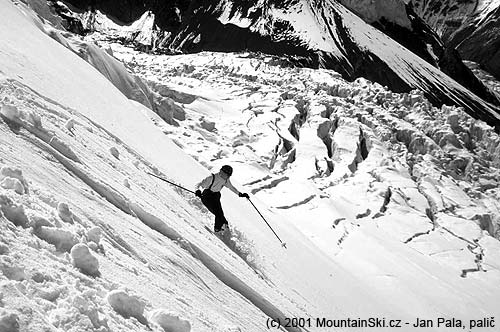 Alice Korbová dělá první oblouk v neporušeném sněhu v dolní části severní stěny Piku Lenina – 7134 m – ve výšce asi 4600–4700 metrů