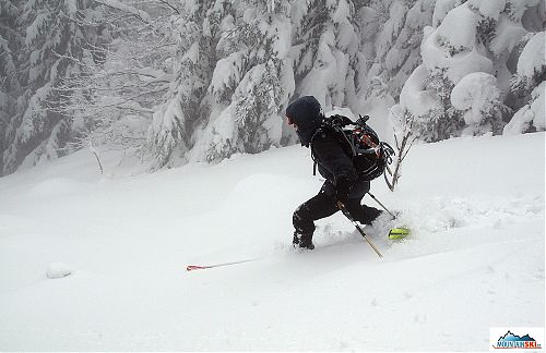 Mira z VM – že by ukázka provedení telemarku na skialpových lyží? Důsledně si povšimnout prosím zejména zadní lyže...