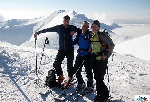 V sedle Budlen se rozhlížíme na druhou stranu hřebene a fotíme panoramata, dáváme čaj a čokoládu, za náma jde vidět Koniarky a Malý Krivaň