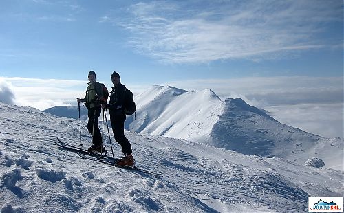 Stoupáme na Pekelník 1609m za krásného slunečného počasí, Ečí neúnavně vykládá další ze svých horolezeckých příběhů