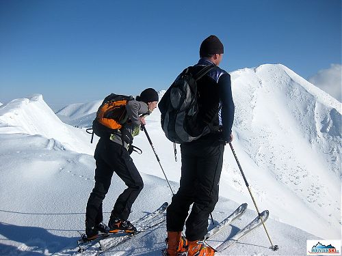 Na Pekelníku se koukáme, jak by se tam dalo krasně lyžovat, ale nemáme moc času, tak musíme jít dále po hřebeni směrem na Velký Krivaň 1709 m