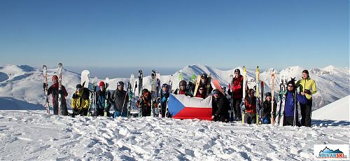 Část výletníků na prvním krátkém skialpovém výletu v Makedonii